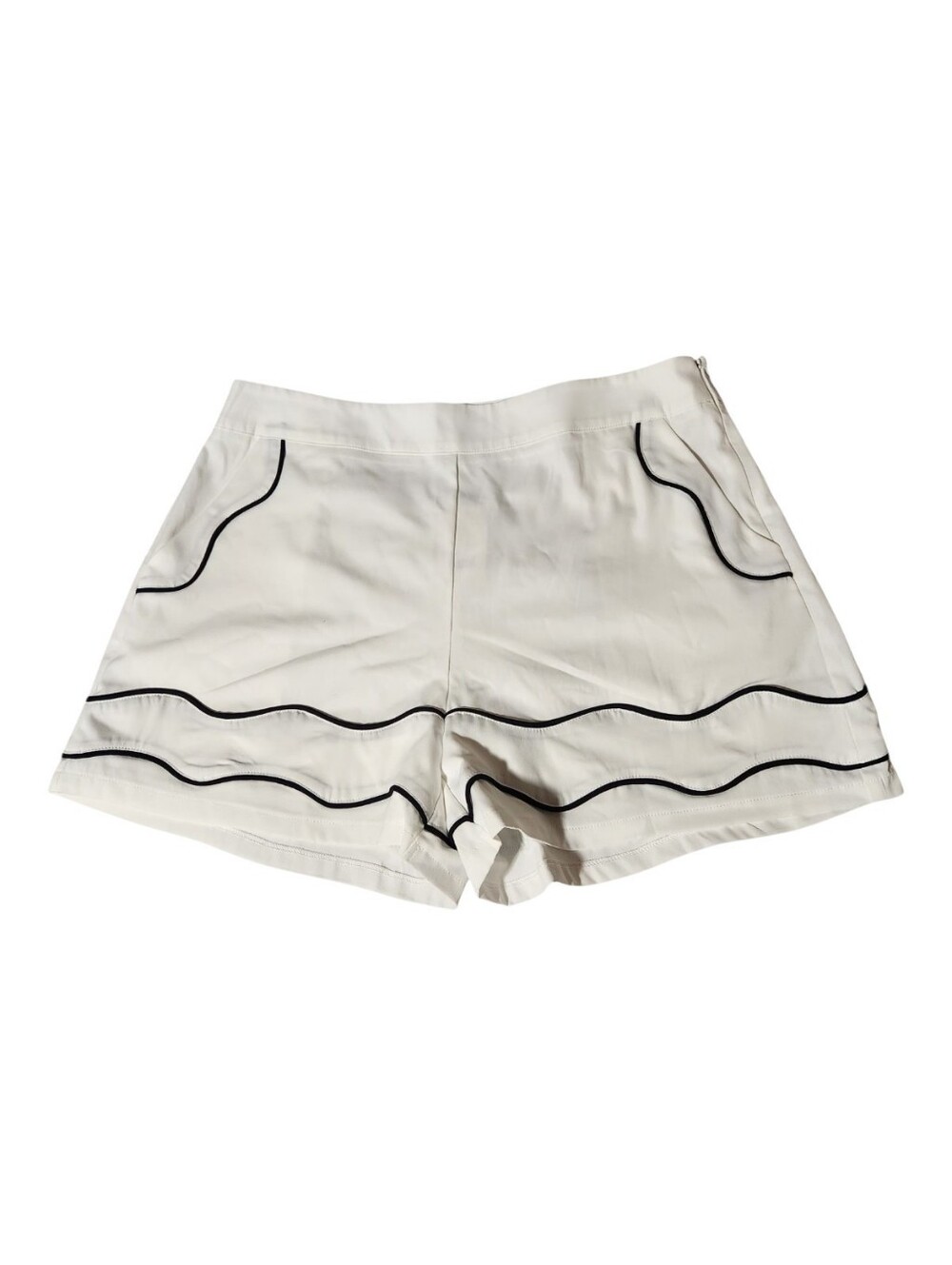 Avara Dellian Shorts Size XL White Wavy Black Trim High Rise Beach Nautical NWT